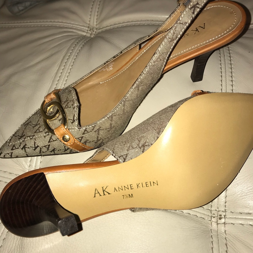 NEW Size 7-1/2 AK Anne Klein signature print